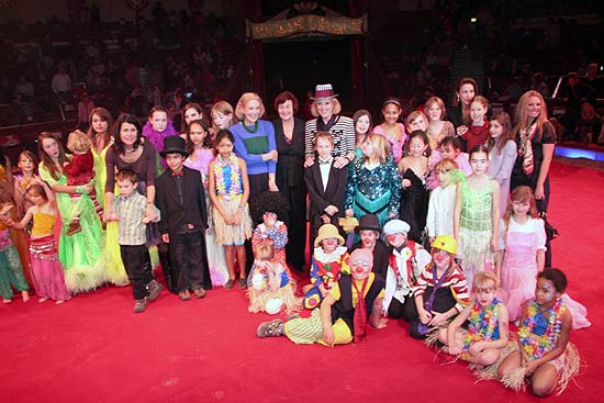 Prminente Gäste undviele Kinder (Foto: Martin Schmitz)